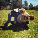 Isabel Torres juega con sus hijos en una imagen subida por Pablo Casado a su cuenta de Instagram con motivo del Día de la Madrid