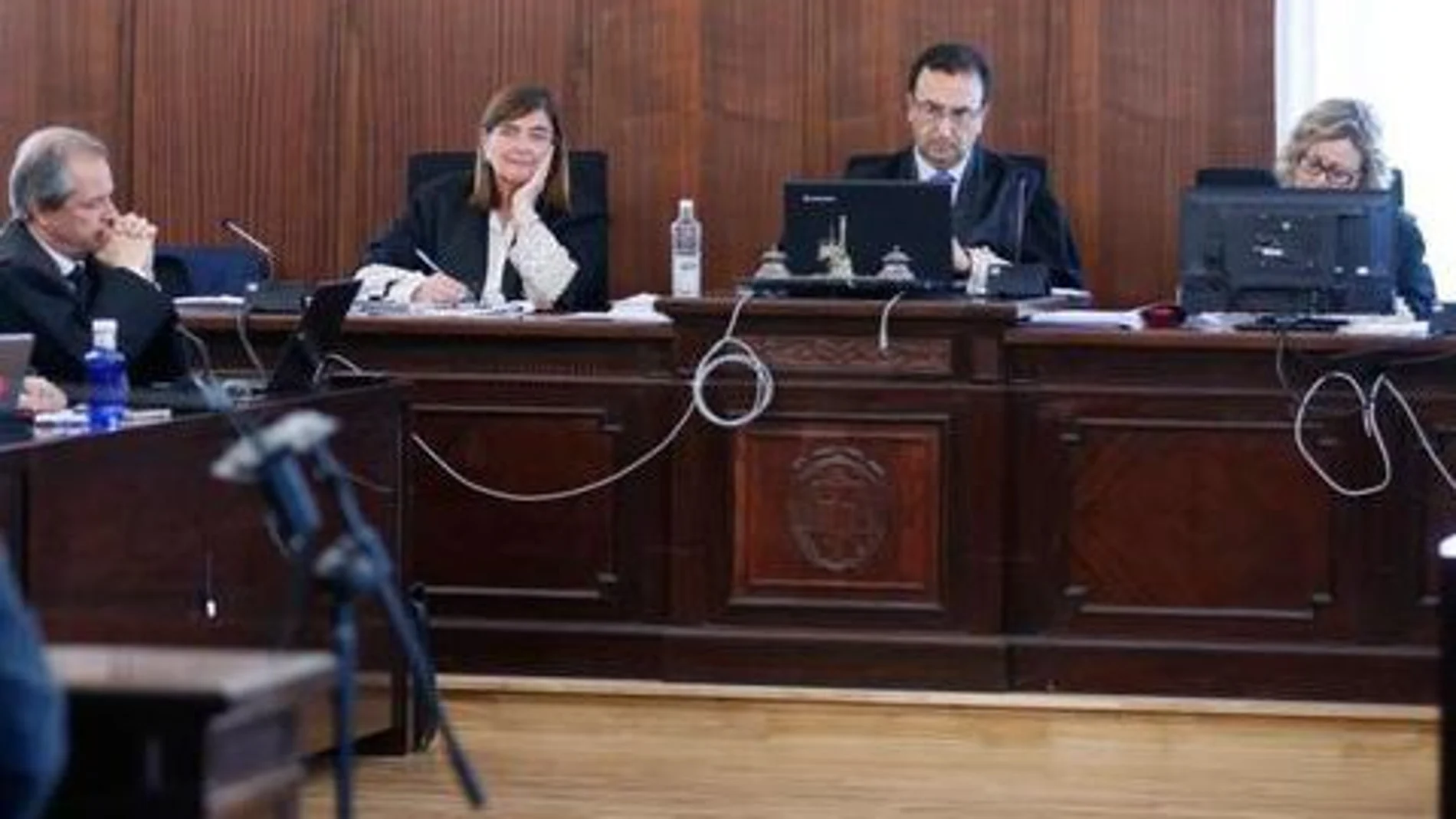 De izquierda a derecha, los magistrados Pilar Llorente, Juan Antonio Calle y Encarnación Gómez, durante el juicio del caso ERE en la Audiencia / Foto: Efe