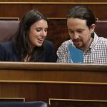 El líder de Podemos, Pablo Iglesias y la portavoz en el Congreso, Irene Montero