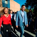 El presidente del gobierno Pedro Sánchez y su mujer Begoña Gómez, tras votar en un colegio de la localidad madrileña de Pozuelo de Alarcón