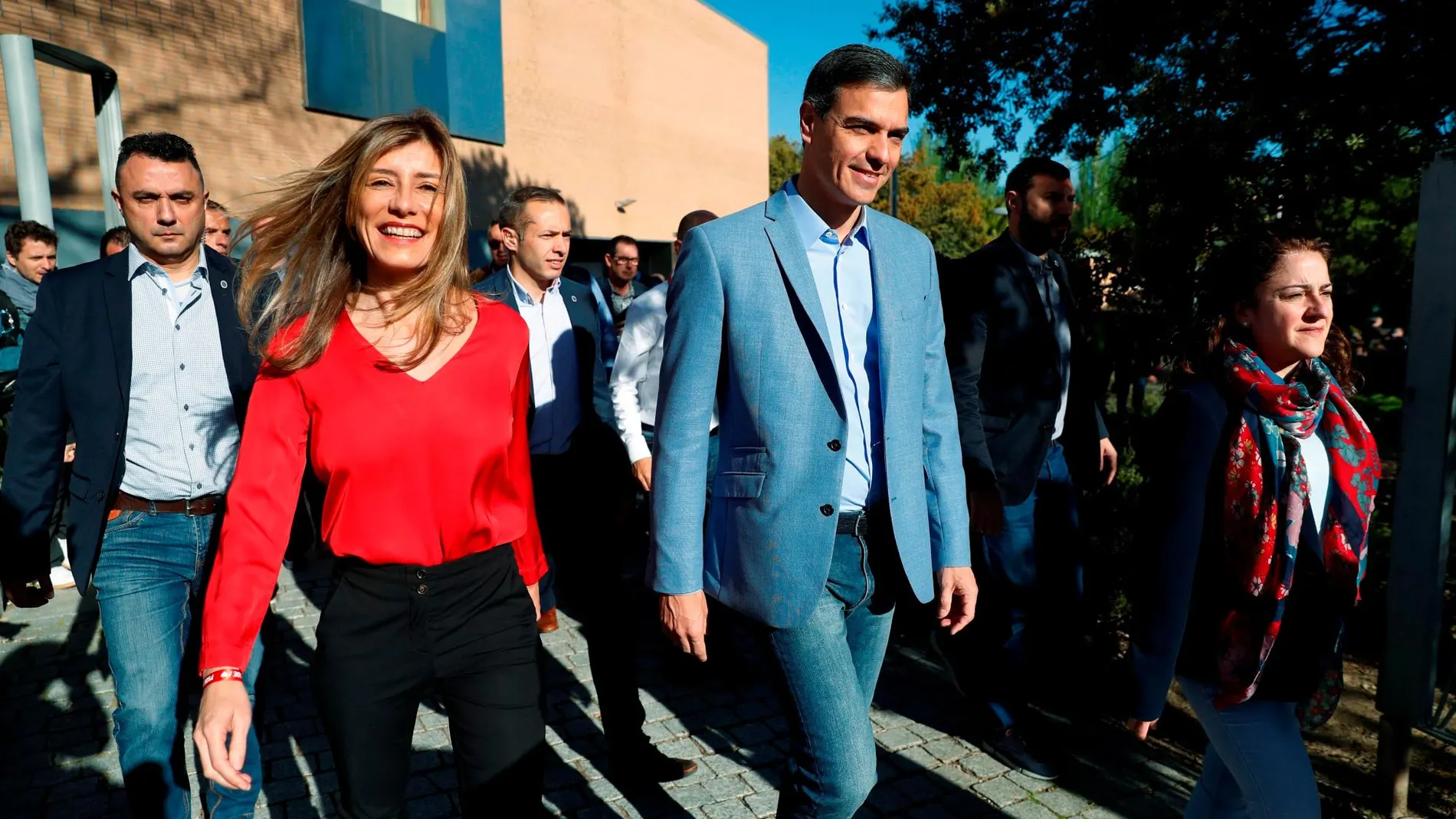 El presidente del gobierno Pedro Sánchez y su mujer Begoña Gómez, tras votar en un colegio de la localidad madrileña de Pozuelo de Alarcón
