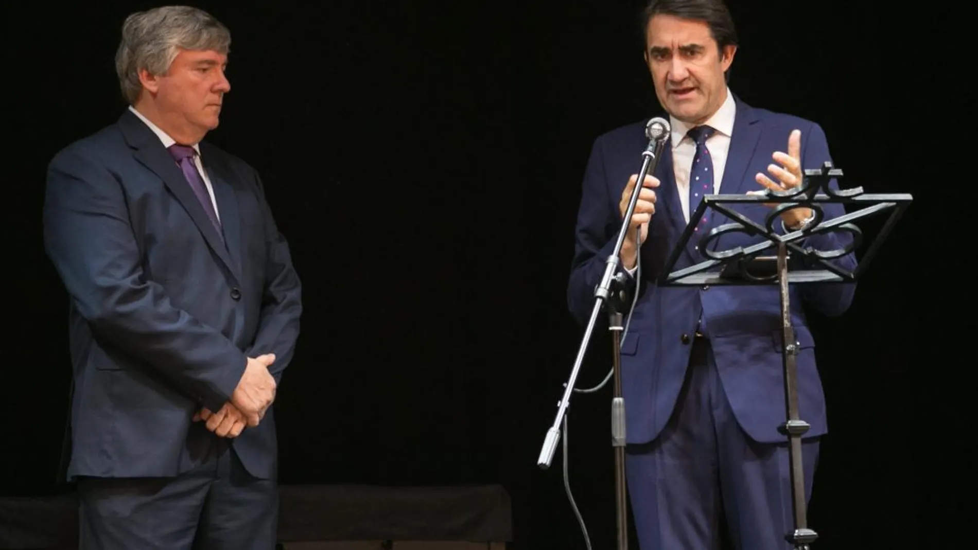 El consejero Juan Carlos Suárez-Quiñones junto al alcalde de la localidad Paulino Herrero