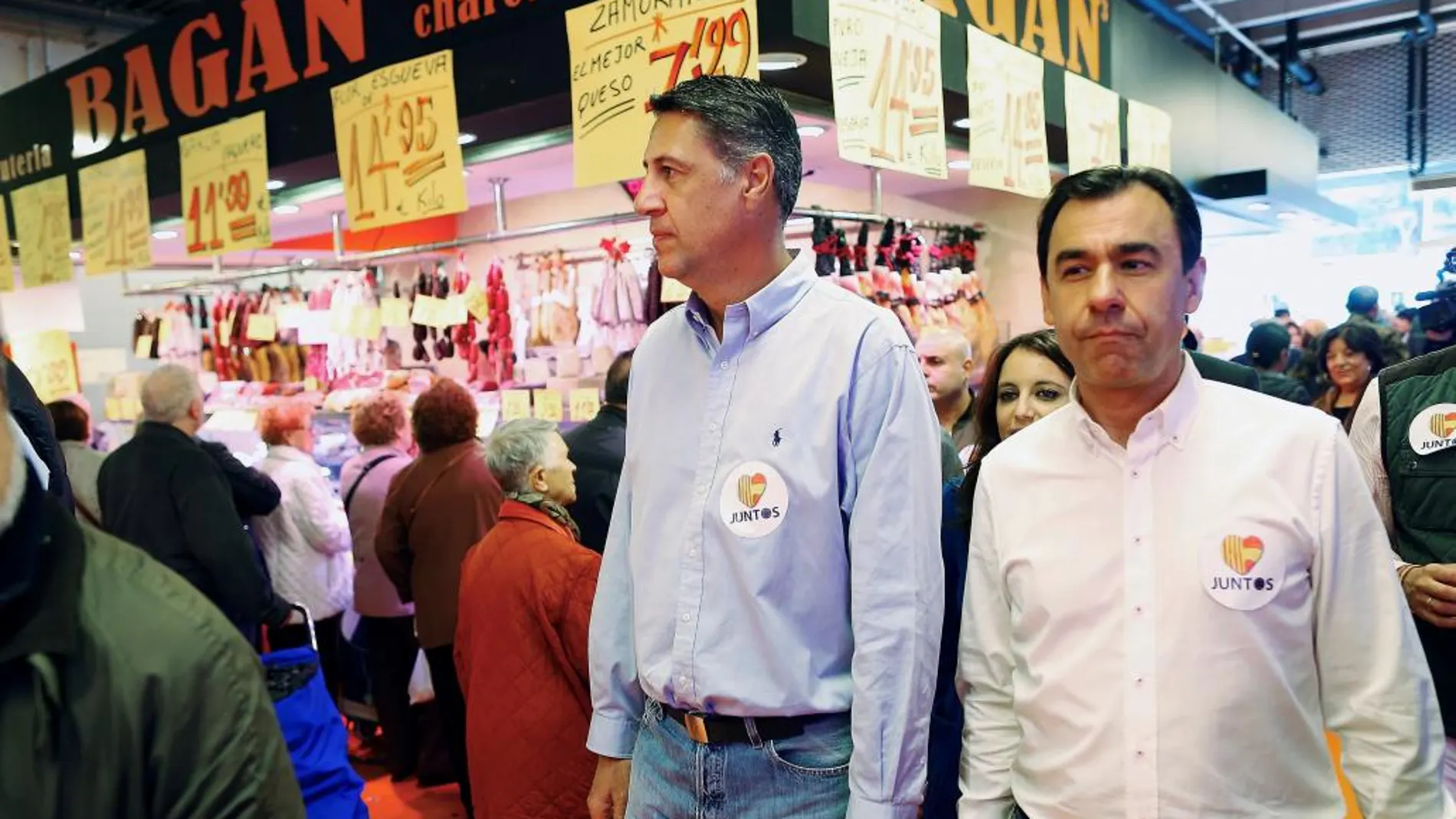 Fernando Martínez-Maillo, junto a Xavier García Albiol y Andrea Levy (c), durante su visita el mercado de Santa Coloma de Gramenet