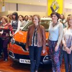 Milagros Marcos estuvo ayer en la fábrica de Carrocería y Montaje de Renault en Valladolid, donde la mitad de los trabajadores que fabrican el modelo eléctrico Twizy son mujeres