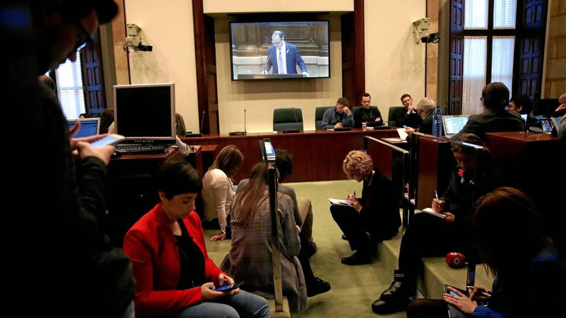 Periodistas, ayer, durante el pleno de investidura que se celebró en el Parlamento catalán
