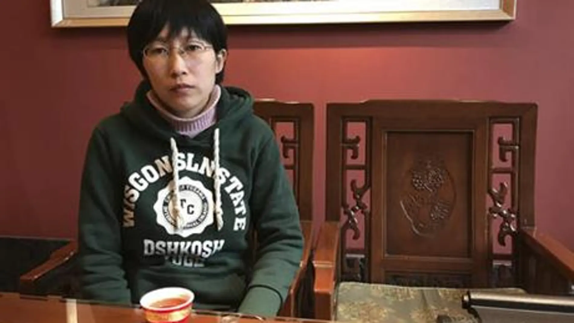 Jia Jingyuan habla a los periodistas en su campaña contra la pena de muerte de su hermano Jia.