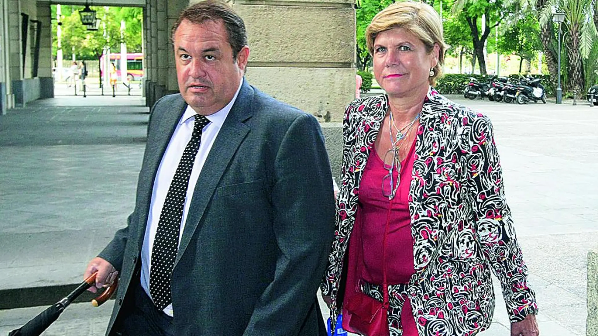 La ex directora de formación profesional Teresa Florido y su abogado, Jon Ander Sánchez.
