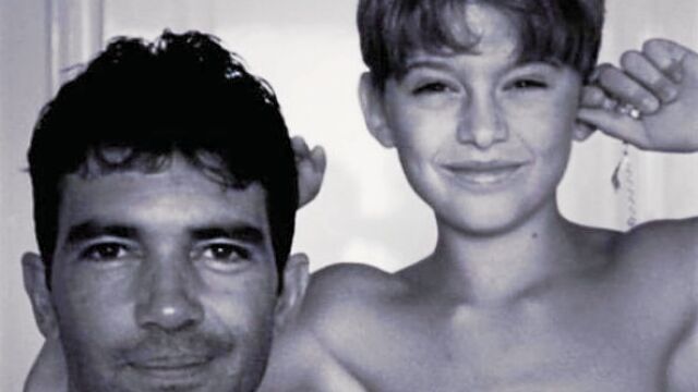 Banderas junto al hijo de Griffith, Alexander Bauer, en 1995