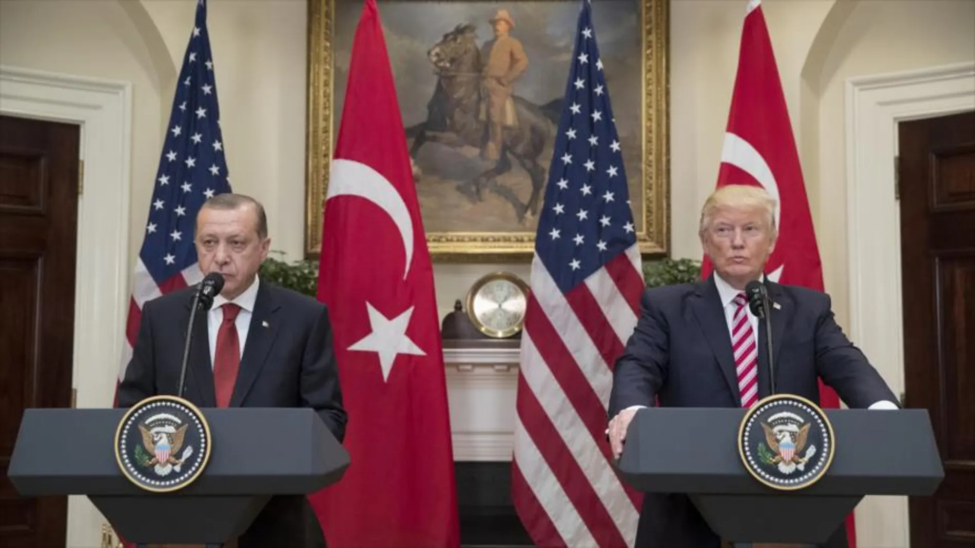 Los presidente de EE.UU., Donald Trump (dcha.) y de Turquía, Recep Tayyip Erdogan, en una rueda de prensa conjunta en Washington.