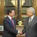 Enrique Peña Nieto y Andrés Manuel López Obrador se reunieron ayer en el Palacio Nacional / Ap