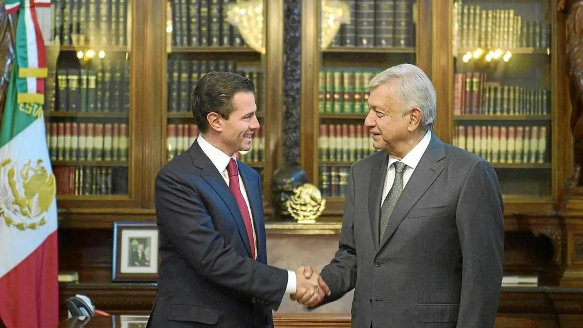 Enrique Peña Nieto y Andrés Manuel López Obrador se reunieron ayer en el Palacio Nacional / Ap