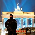 Un policía armado con una ametralladora vigila en la Puerta de Brandemburgo, Berlín