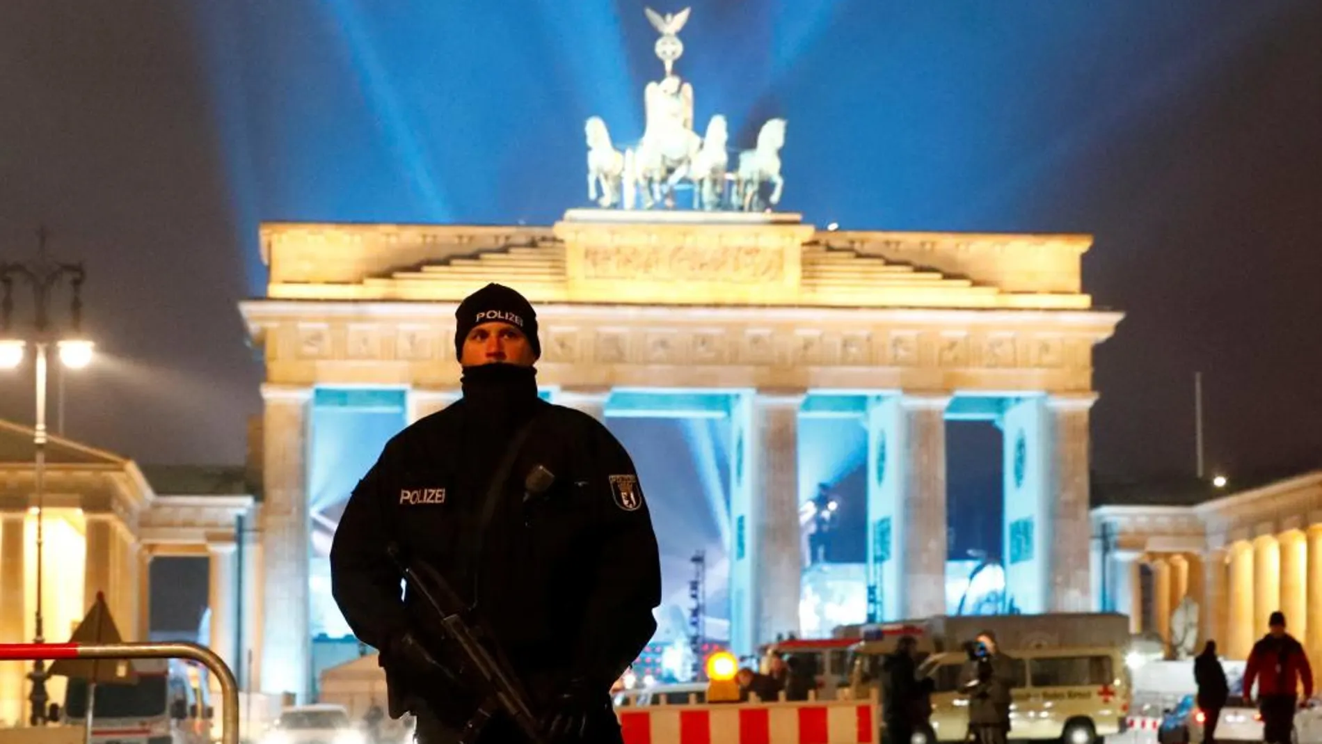 Un policía armado con una ametralladora vigila en la Puerta de Brandemburgo, Berlín