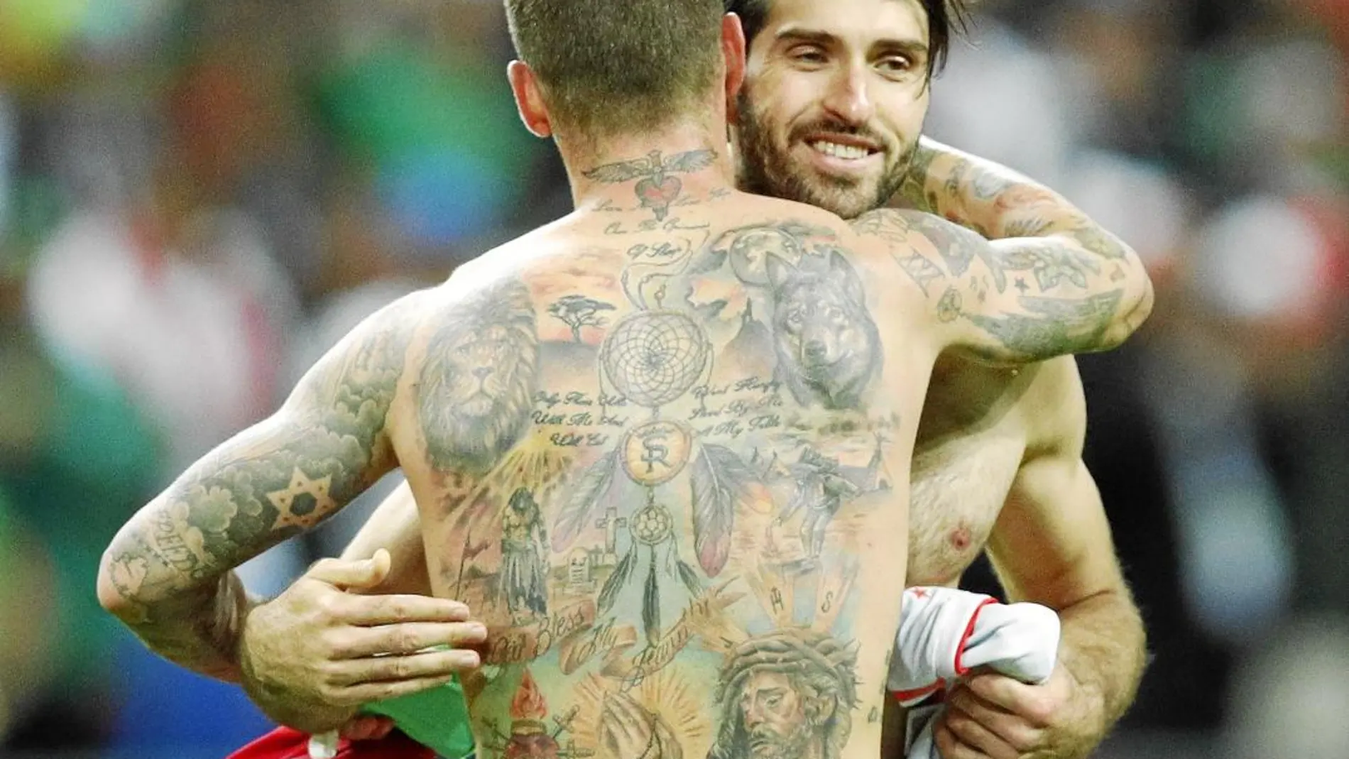 Sergio Ramos, con su espalda llena de tatuajes, después de la victoria de España contra Irán