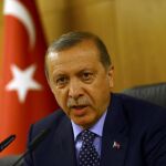 El presidente de Turquía Tayyip Erdogan, durante su comparecencia en su ligar de vacaciones, cuando se ha producido el intento de golpe de estado