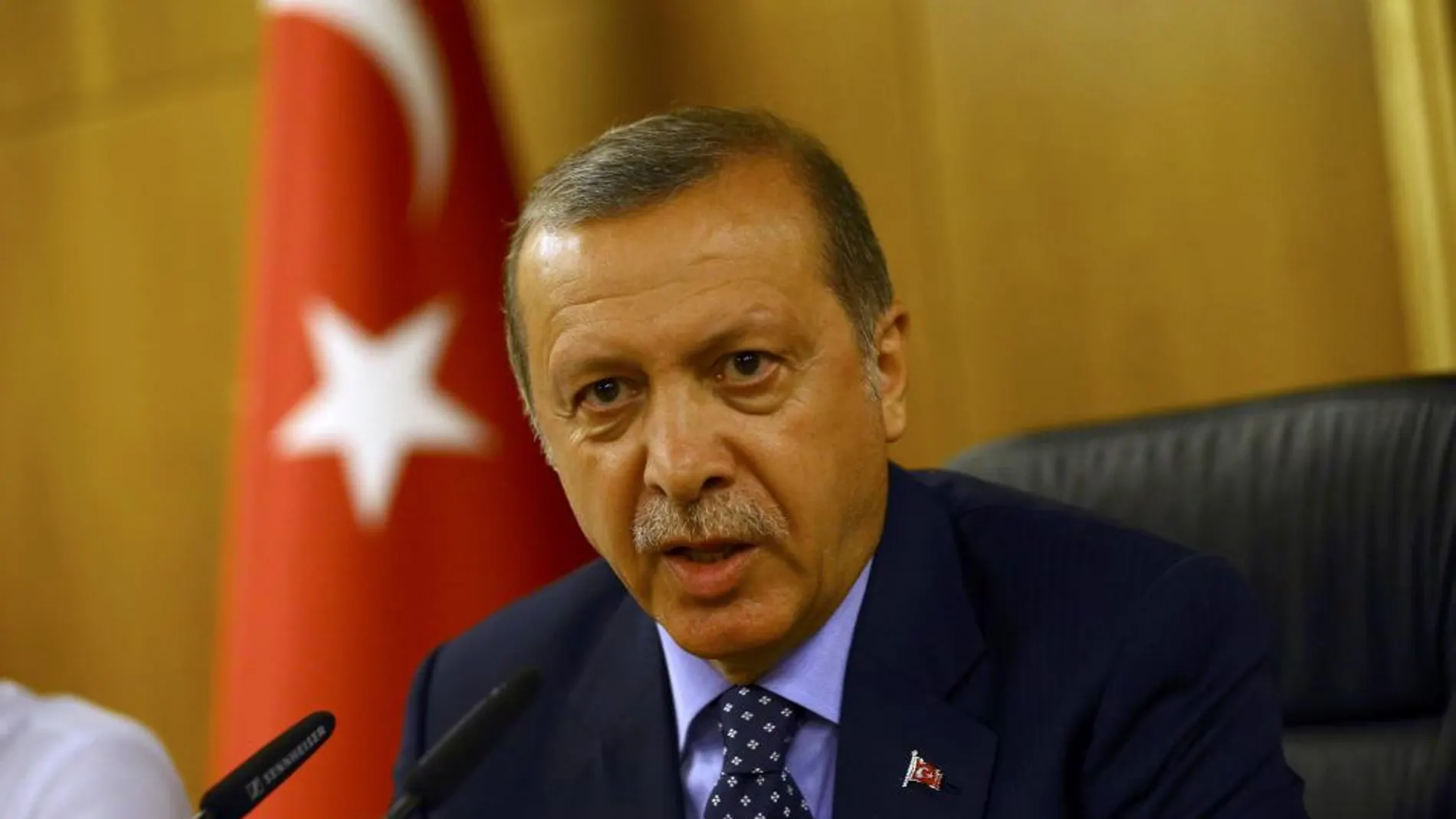 El presidente de Turquía Tayyip Erdogan, durante su comparecencia en su ligar de vacaciones, cuando se ha producido el intento de golpe de estado