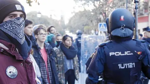 Los manteros piden que se revise el protocolo policial El sindicato de manteros volvió a pedir ayer en rueda de prensa una investigación a fondo sobre las causas de la muerte de Mmame Mbaye
