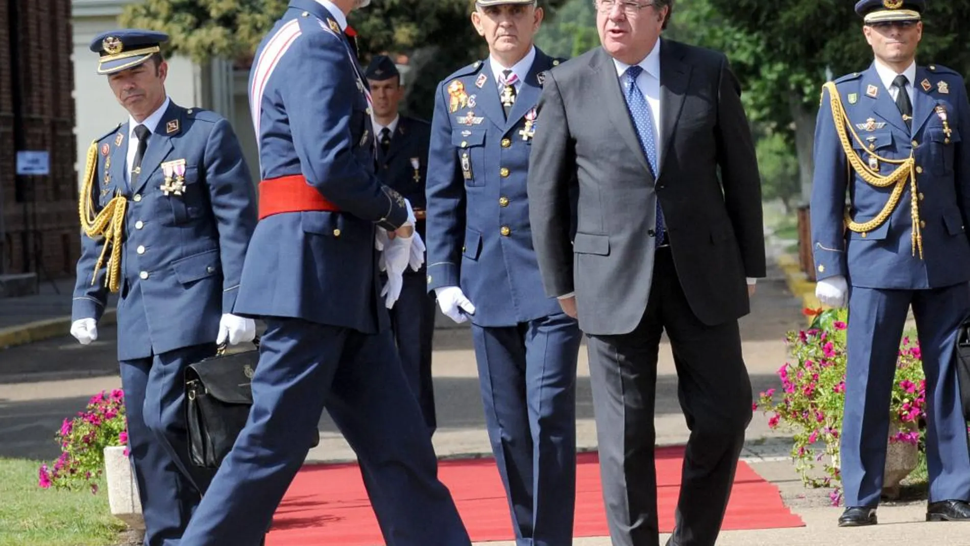 El presidente Juan Vicente Herrera conversa con Felipe VI