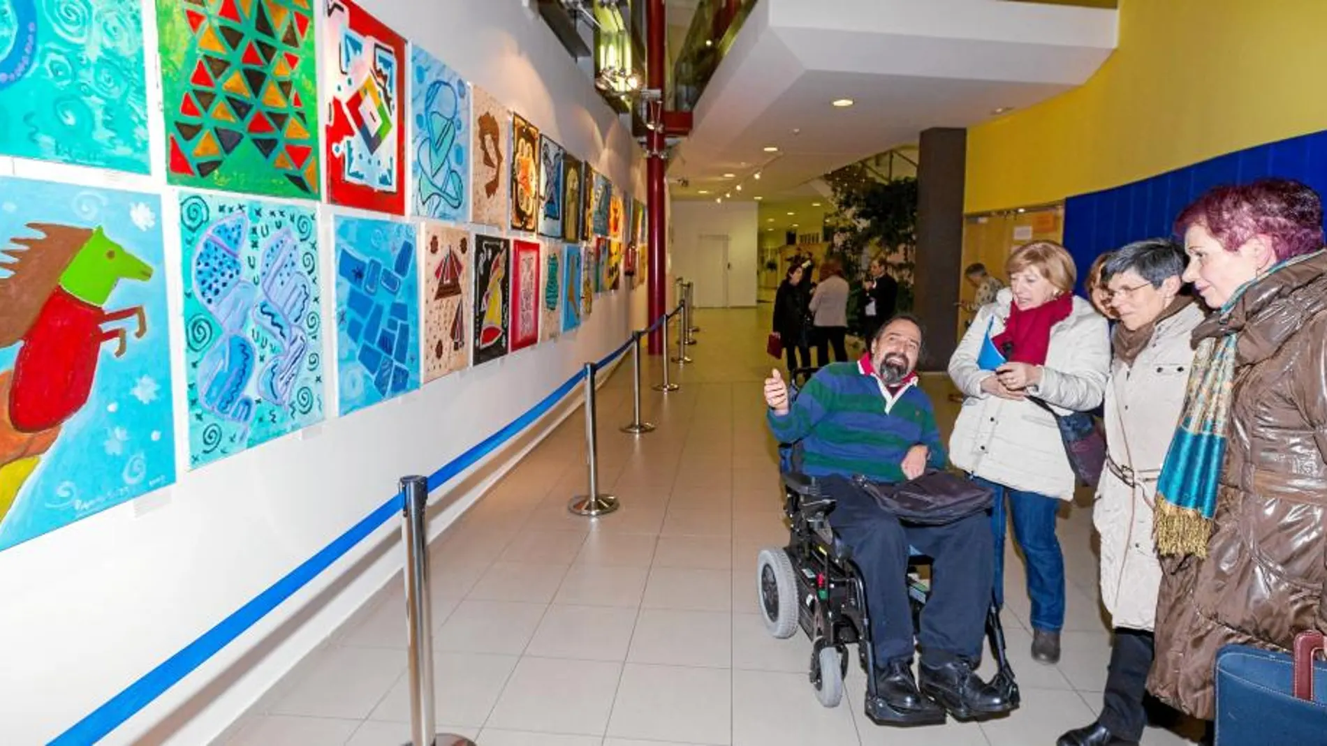 El artista vallisoletano Roberto Gutiérrez explica la obra que puede verse en la exposición a un grupo de visitantes durante la inauguración