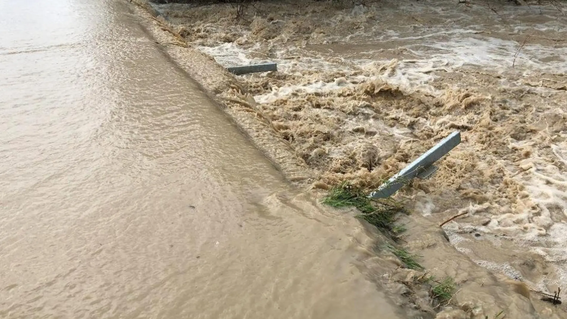 Numerosos ríos españoles están en máximos de caudal con riesgo de desbordamiento por las intensas lluvias de a causa del temporal «Félix». En la imagen, el arroyo Alameda, en Arahal (Sevilla)