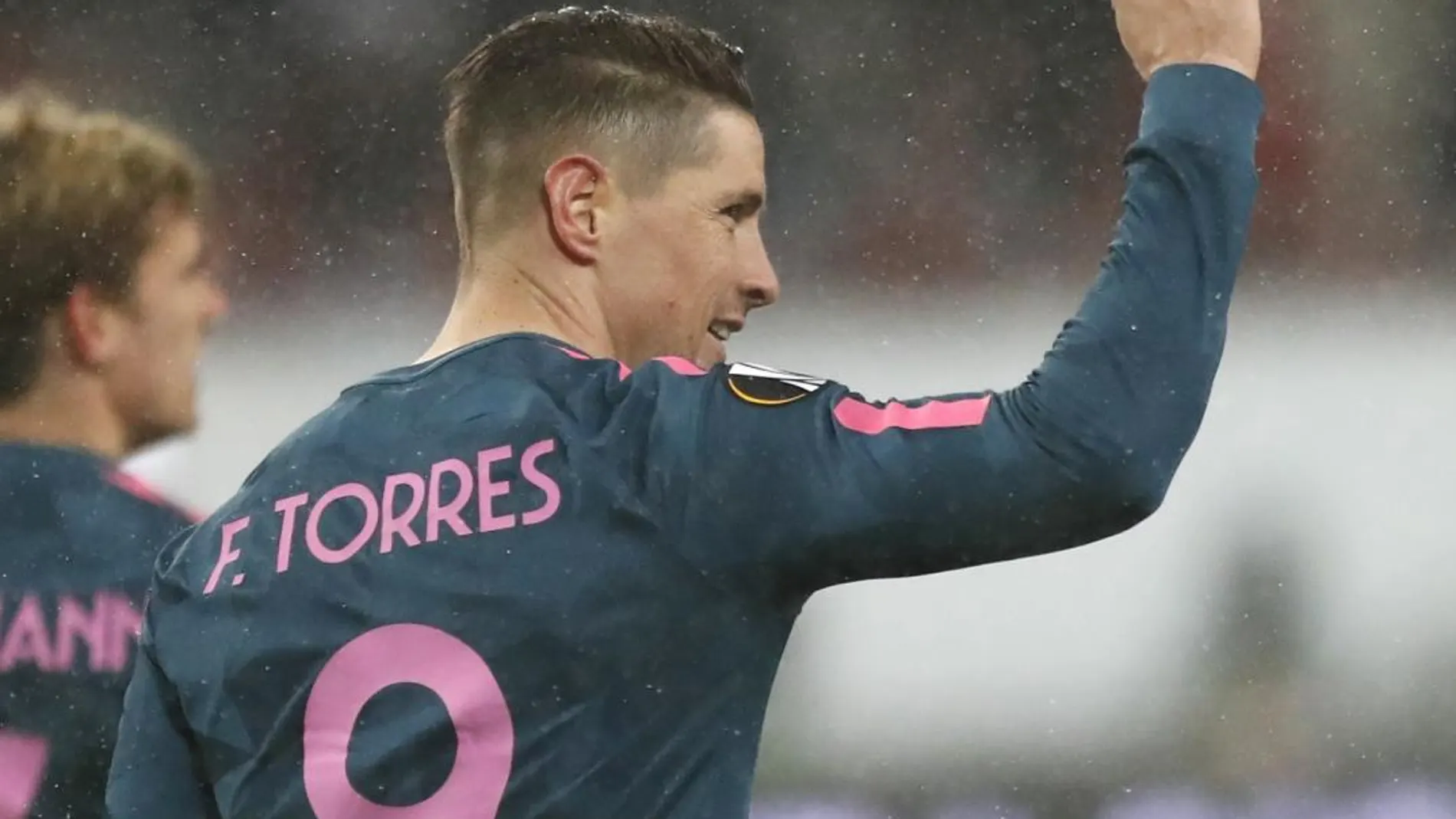 Fernando Torres celebra su gol. (AP Photo/Pavel Golovkin)