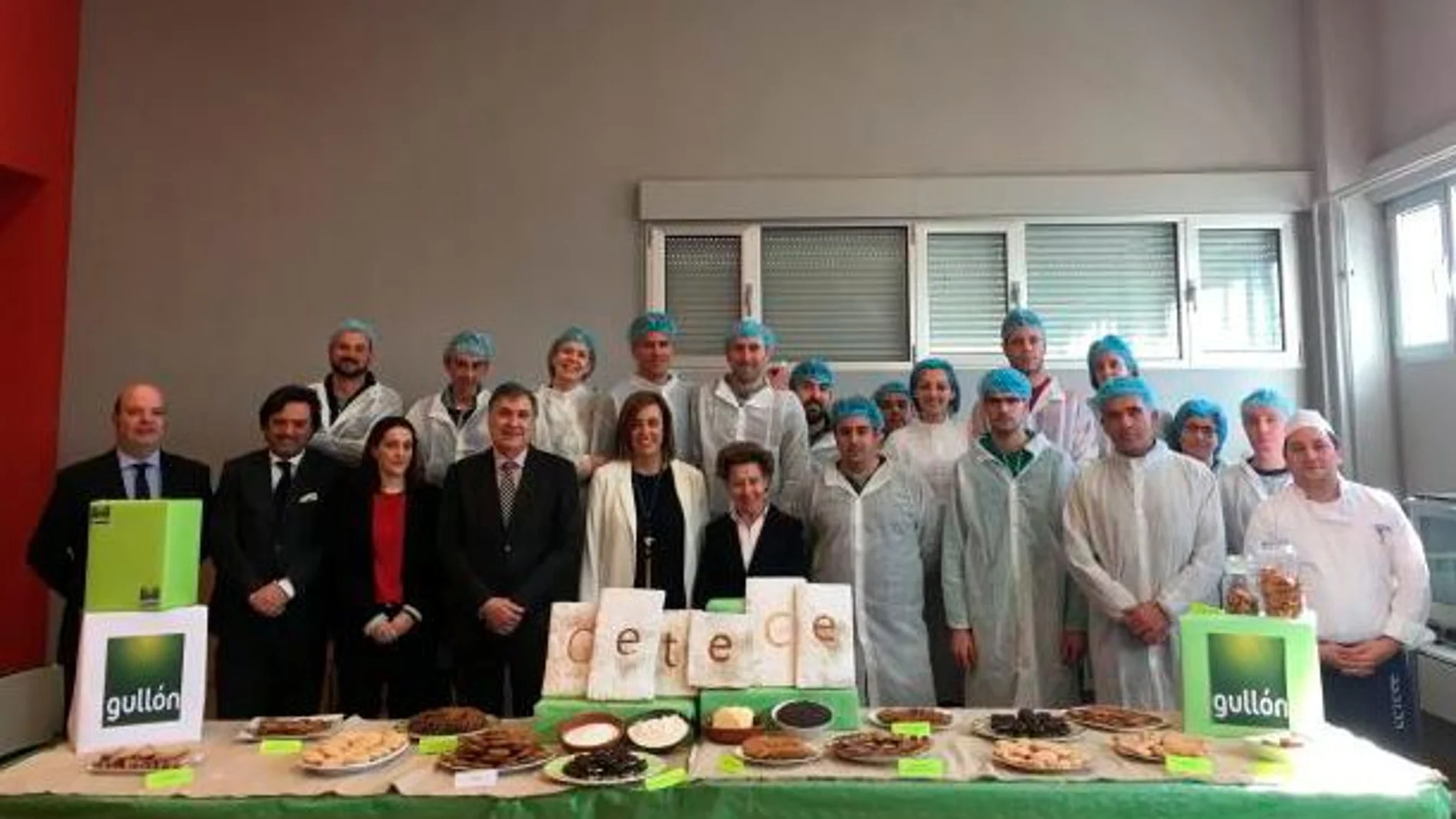 La presidenta de la Diputación, Ángeles Armisén, con los participantes del curso de operaciones básicas de pastelería de Gullón / Dip. Palencia