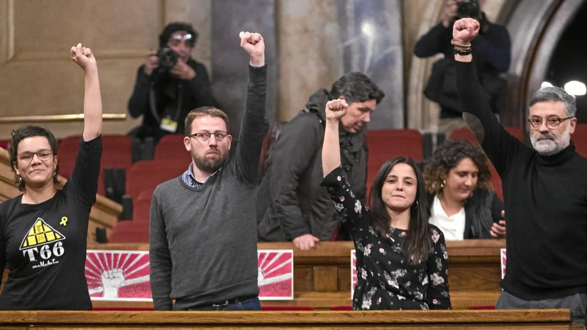 Diputados de la CUP protestan puño en alto en el Parlament a la hora en la que estaba previsto el pleno