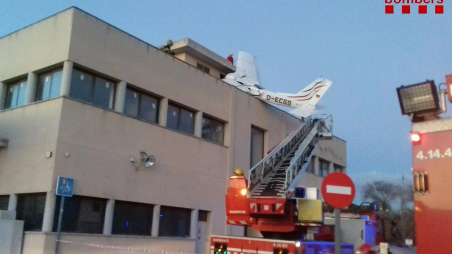 Dos muertos al estrellarse una avioneta en una gasolinera de Badia del Vallès (Barcelona)