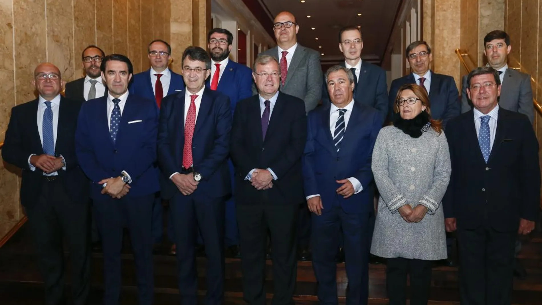 Presidentes y representantes de las nueve diputaciones en el encuentro celebrado en León al que asistieron también Juan Carlos Suárez-Quiñones y Antonio Silván / Carlos S. Campillo/Ical