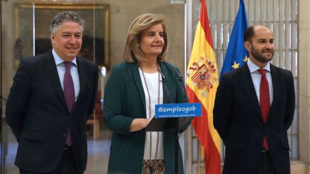 La ministra de Empleo, Fátima Báñez, junto a los secretarios de Estado de Empleo y de Seguridad Social, Juan Pablo Riesgo (d) y Tomás Burgos, durante la presentación de los datos de afiliación a la Seguridad Social y paro
