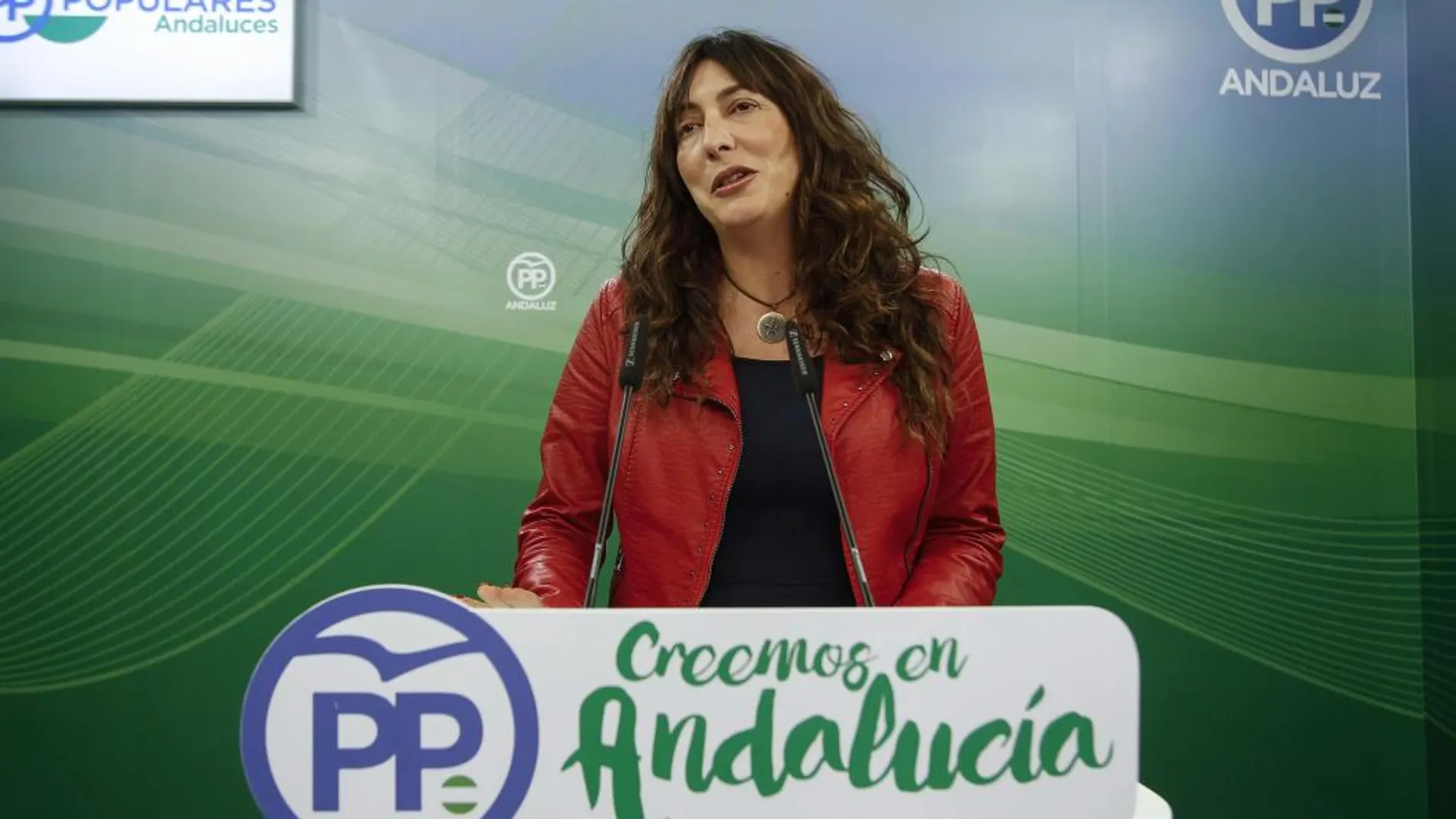 La secretaria general del PP-A, Loles López, ayer en rueda de prensa