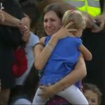 La madre sostiene en brazos a su hija Clara tras encontrarla.