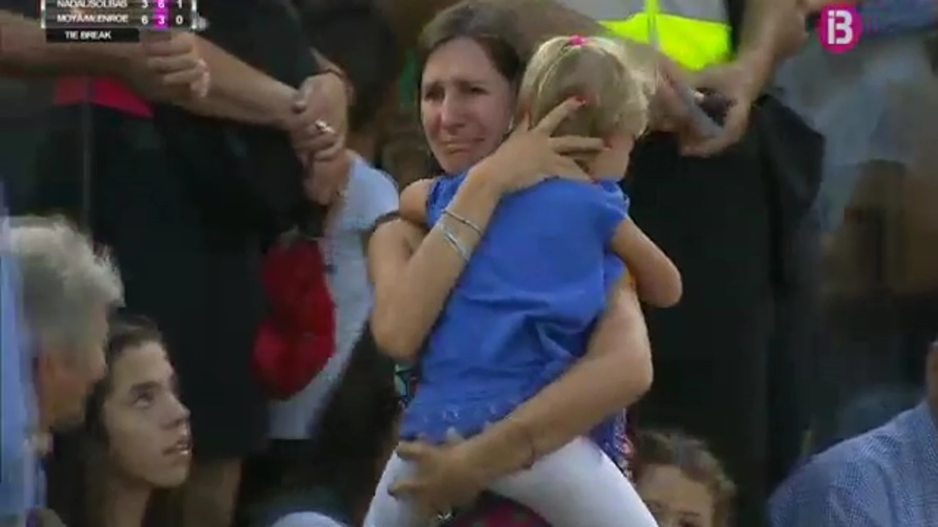 La madre sostiene en brazos a su hija Clara tras encontrarla.