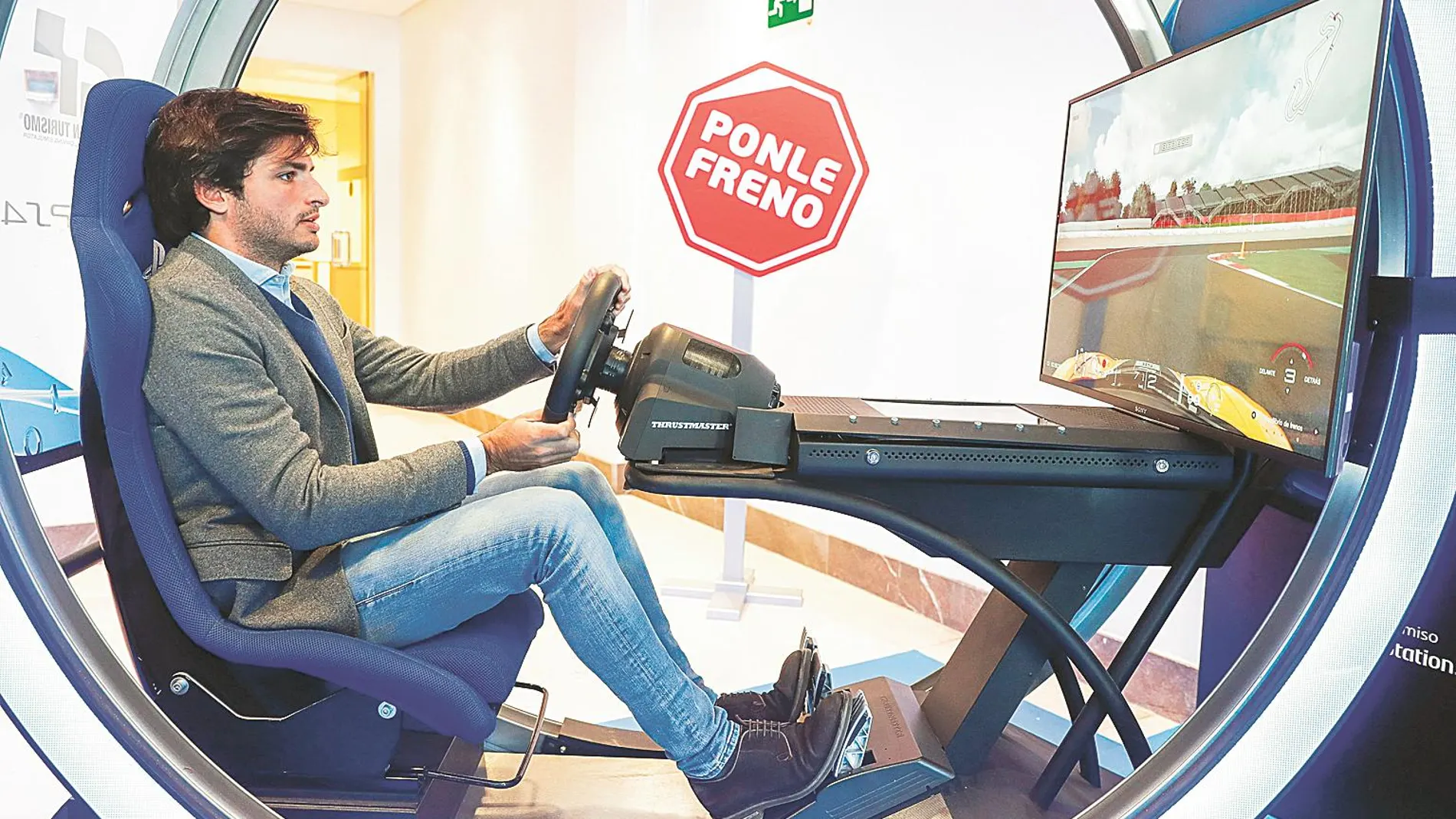 Carlos Sainz es la nueva imagen de la campaña de Ponle Freno, que salta a los videojuegos de la mano de PlayStation
