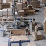 Varios operarios en la empresa soriana de Norma Doors, situada en la localidad de San Leonardo de Yagüe