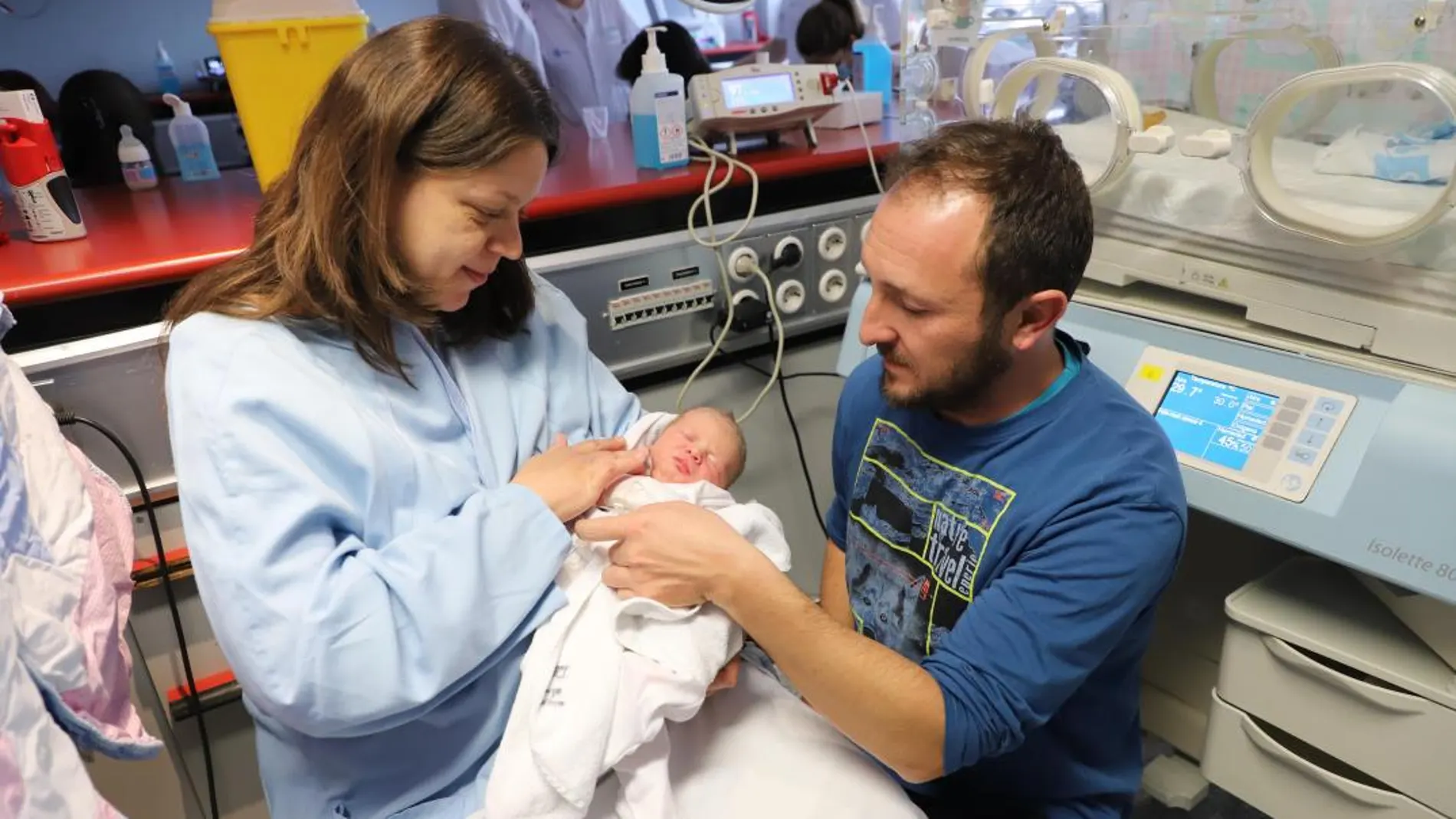 Los padres con la pequeña Aura en el Hospital Clínico de Valladolid