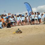Los niños de la Escuela de Verano del Oceanogràfic presenciando la liberación de la tortuga «Gandia» en El Saler