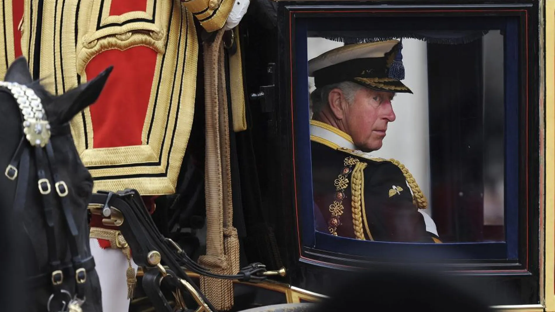El príncipe Carlos de Inglaterra viaja en carruaje hacia el Parlamento en Londres