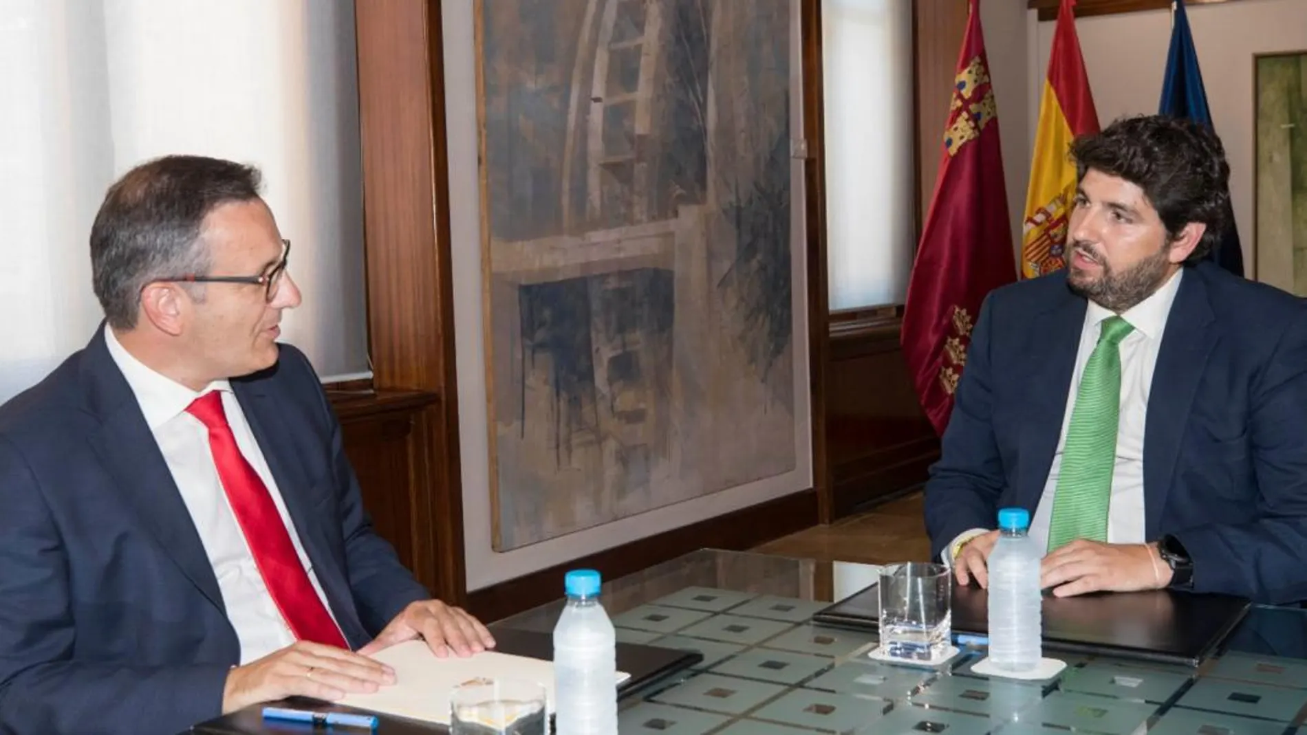 El presidente de la Comunidad, Fernando López Miras (dcha.), junto al delegado del Gobierno en la Región, Diego Conesa, ayer en la primera reunión institucional de ambos líderes desde que el socialista tomara posesión en el cargo