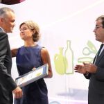 La ministra García Tejerina entrega el Premio a Franciso Iglesias, ayer en Madrid