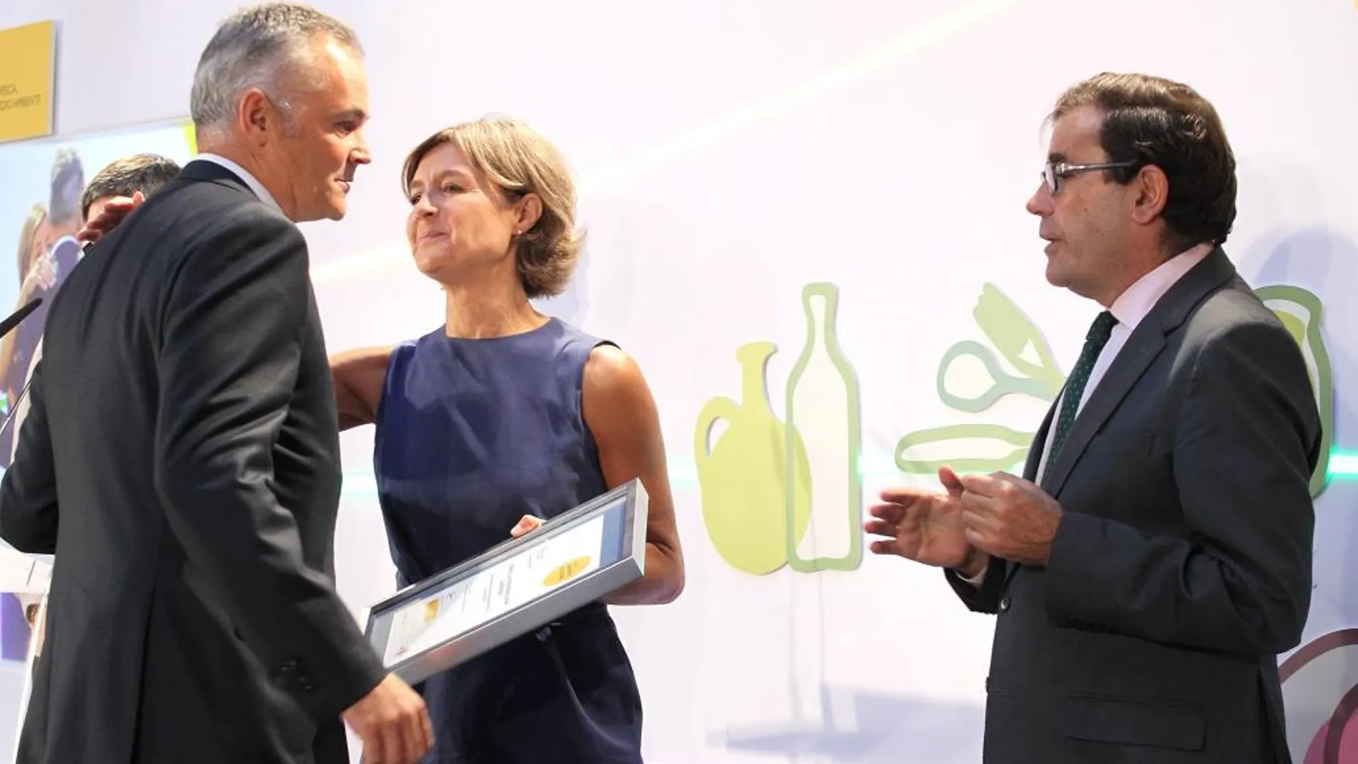 La ministra García Tejerina entrega el Premio a Franciso Iglesias, ayer en Madrid