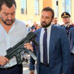 Salvini con una metralleta en un acto el año pasado junto a su asesor Luca Morisi en una imagen publicada en Facebook