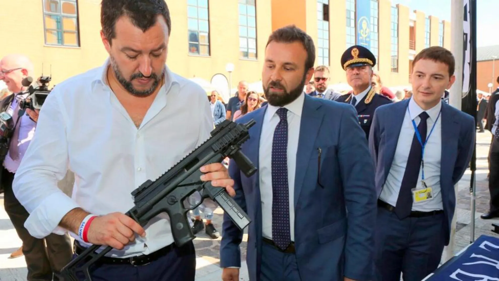 Salvini con una metralleta en un acto el año pasado junto a su asesor Luca Morisi en una imagen publicada en Facebook