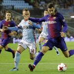 El centrocampista portugués del Barcelona André Gomes disputa el balón con el centrocampista eslovaco del Celta de Vigo Stanislav Lobotka