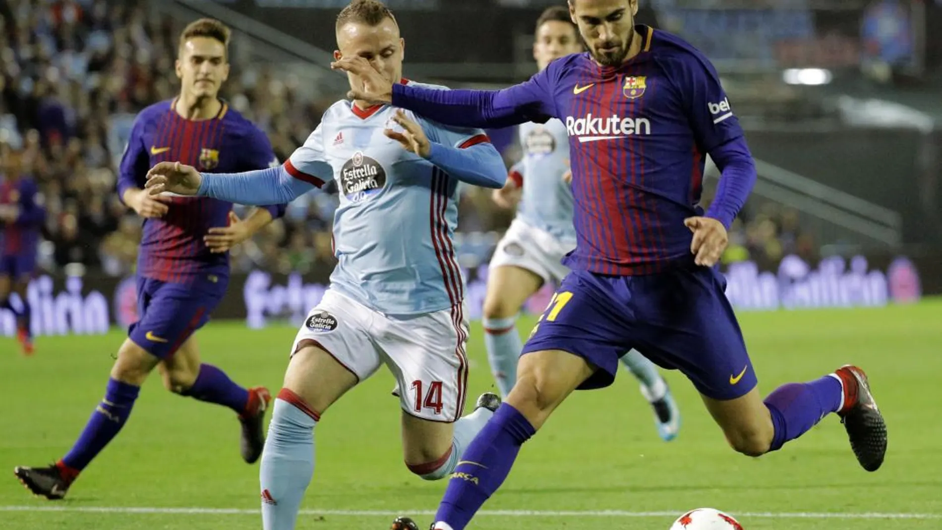 El centrocampista portugués del Barcelona André Gomes disputa el balón con el centrocampista eslovaco del Celta de Vigo Stanislav Lobotka