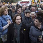 La alcaldesa de Barcelona Ada Colau, en la manifestación concocada por la ANC y Omnium en Barcelona para exigir la libertad de Jordi Sánchez, Jordi Cuixart y los miembros del Govern cesados.