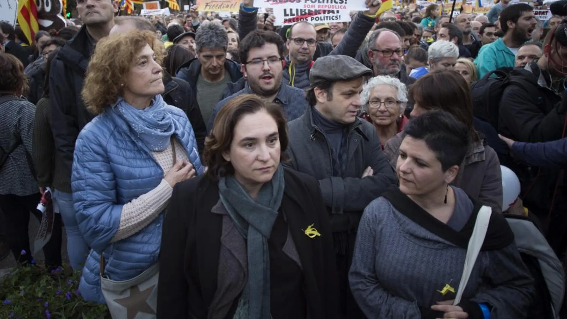La alcaldesa de Barcelona Ada Colau, en la manifestación concocada por la ANC y Omnium en Barcelona para exigir la libertad de Jordi Sánchez, Jordi Cuixart y los miembros del Govern cesados.