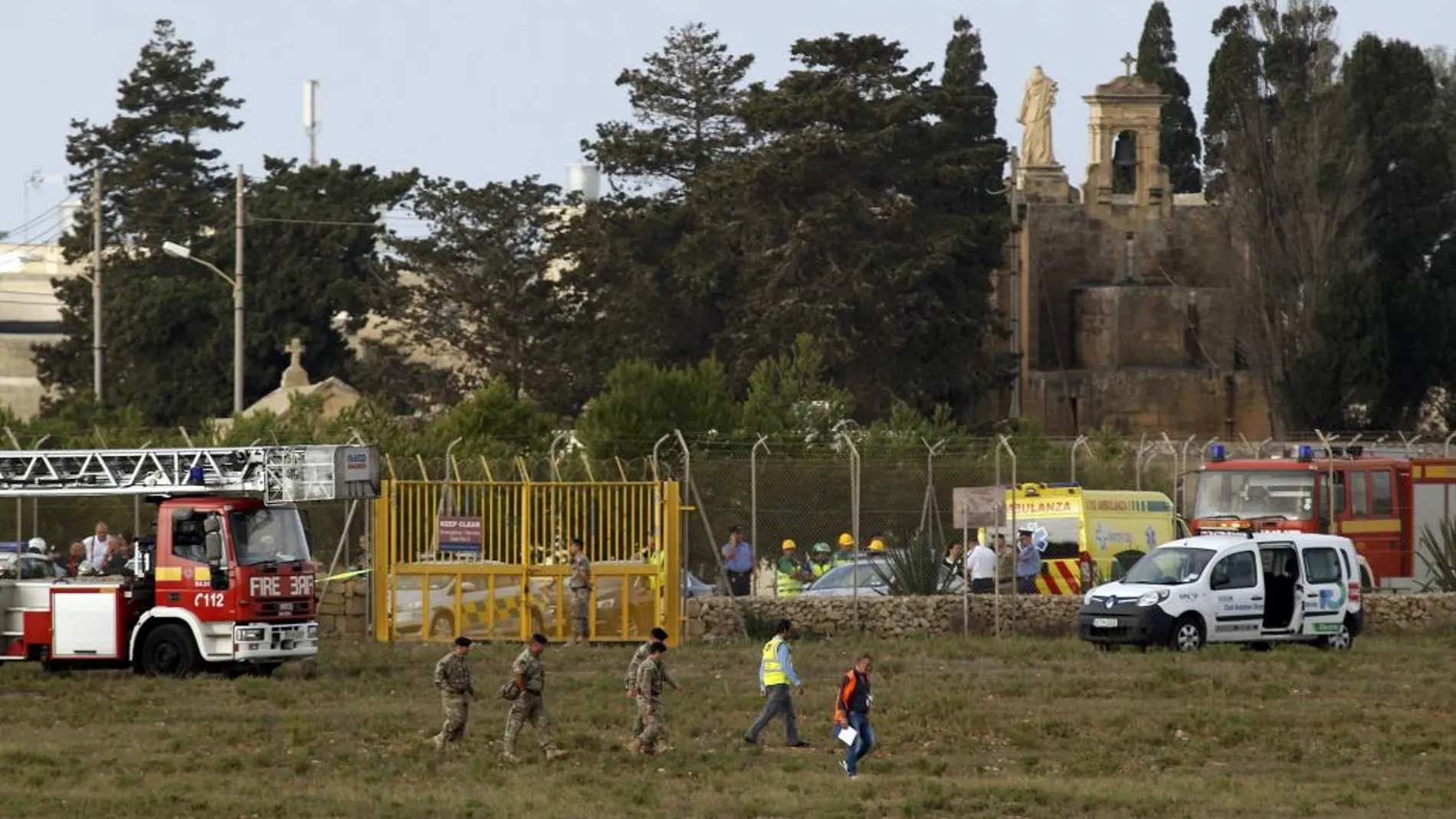 Los servicios de rescate en el lugar donde se estrelló la avioneta