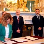 La ministra de Administraciones Públicas, Meritxell Batet, firma el acuerdo