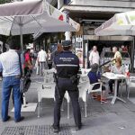La Policía Local vigila la retirada de veladores sin autorización en la Avenida.